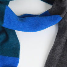 Load image into Gallery viewer, wind_knitted_scarf_merel_karhof_the_home_of_sustainable_things_10