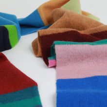 Load image into Gallery viewer, wind_knitted_scarf_merel_karhof_the_home_of_sustainable_things_5