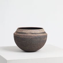 Load image into Gallery viewer, strata_vase_sustainable_ceramics_studio_perring_the_home_of_sustainable_things_21
