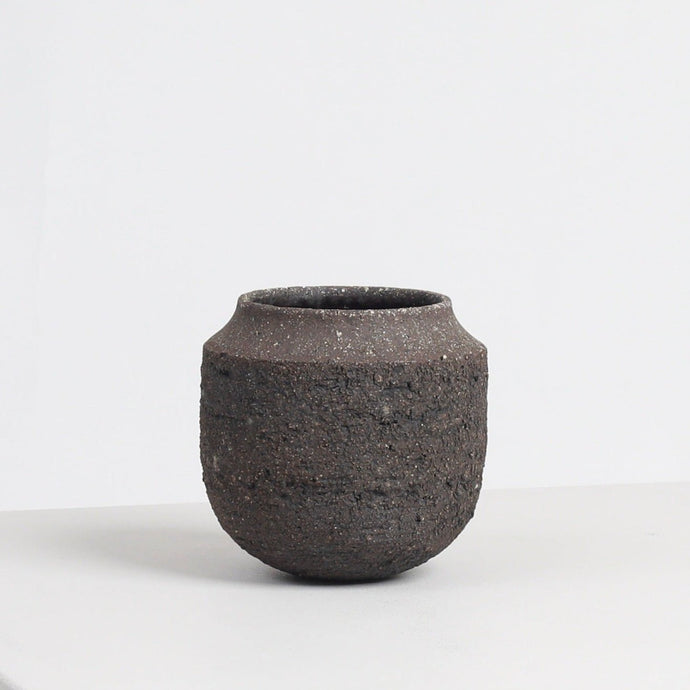 strata_vase_sustainable_ceramics_studio_perring_the_home_of_sustainable_things_2