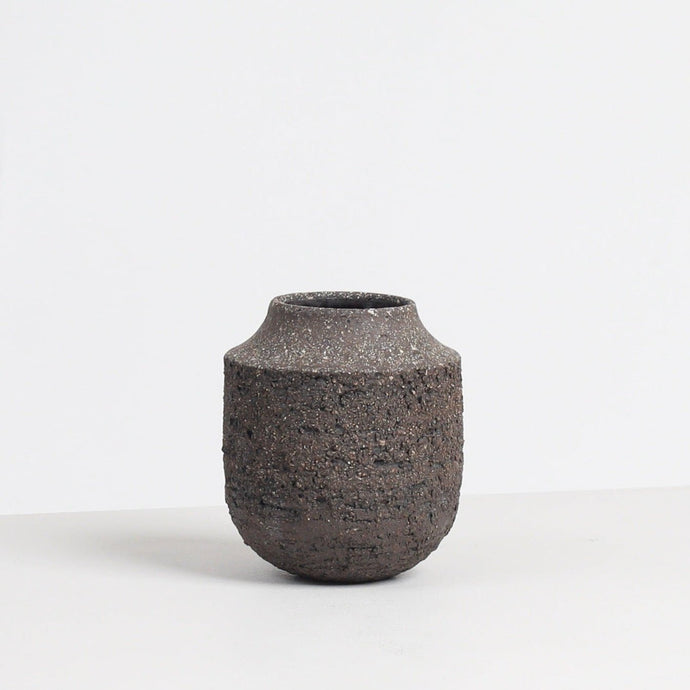 strata_vase_sustainable_ceramics_studio_perring_the_home_of_sustainable_things_3