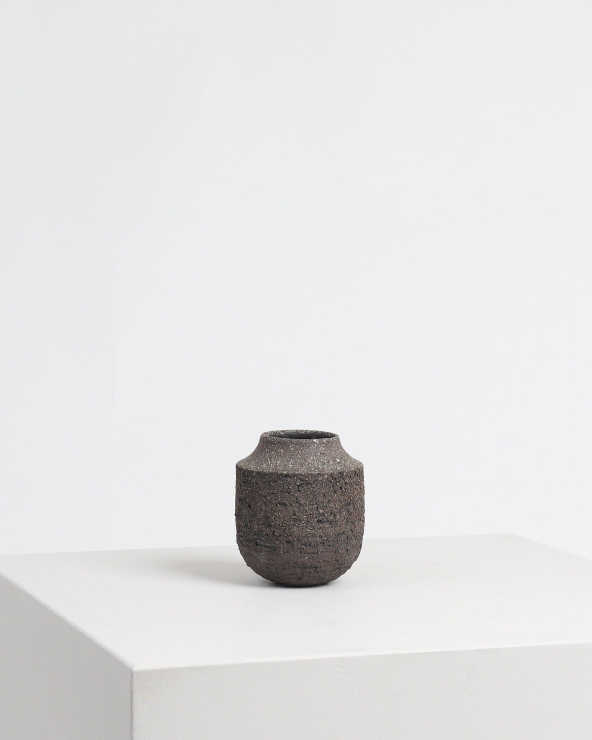 strata_vase_sustainable_ceramics_studio_perring_the_home_of_sustainable_things_5156