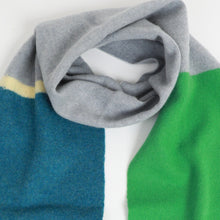 Load image into Gallery viewer, wind_knitted_scarf_merel_karhof_the_home_of_sustainable_things_15
