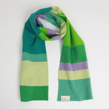 Load image into Gallery viewer, wind_knitted_scarf_merel_karhof_the_home_of_sustainable_things_22
