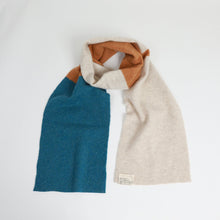 Load image into Gallery viewer, wind_knitted_scarf_merel_karhof_the_home_of_sustainable_things_30
