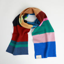 Load image into Gallery viewer, wind_knitted_scarf_merel_karhof_the_home_of_sustainable_things_4
